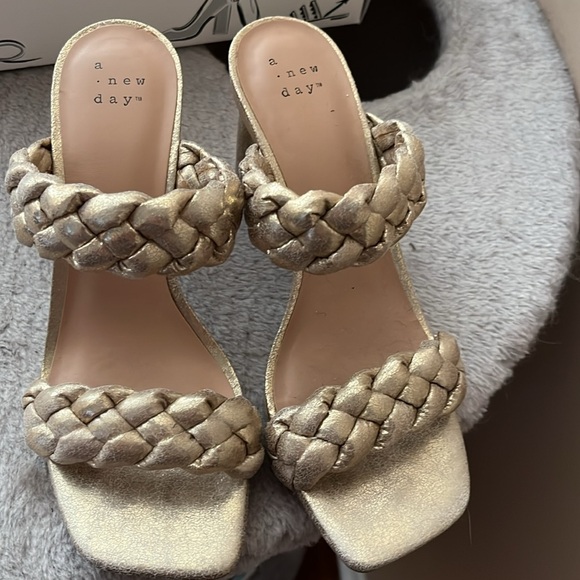 Target a new day heels size 6 - Picture 2 of 3